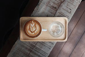 Latte Art auf einem Holztablett