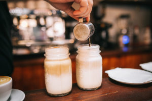 Eiskaffee mit Milch in Gläsern