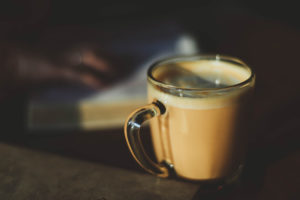 Milchkaffee im Glasbecher
