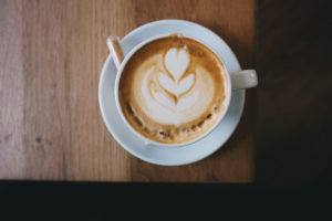 Cappuccino mit Latte Art in weißer Tasse