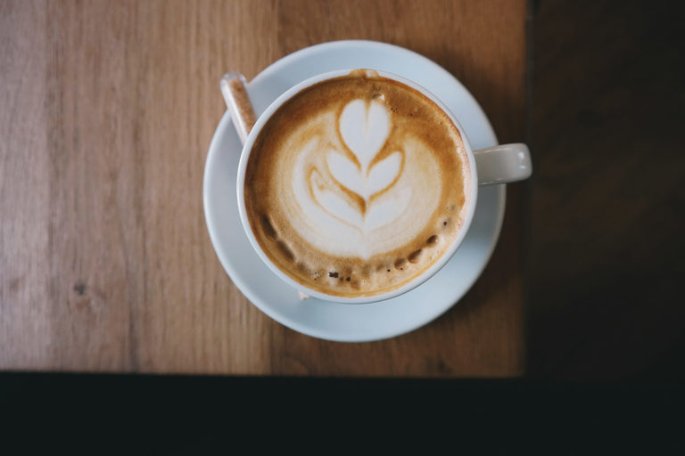 Cappuccino mit Latte Art in weißer Tasse