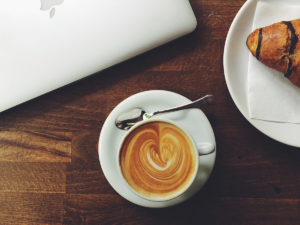 Latte Art neben einem Laptop