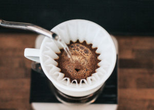 Handfilter mit frisch aufgegossenem Kaffeemehl