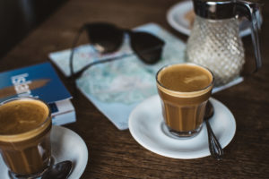 Kaffee im Glas auf einem Tisch