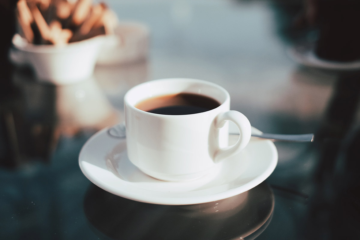 Espresso in weißer Tasse auf Untertasse