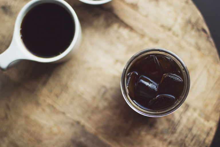 Espresso von oben auf dunklem Holztisch