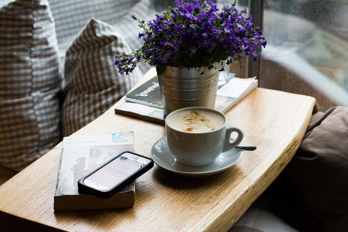 Cappuccino auf einem Holztisch