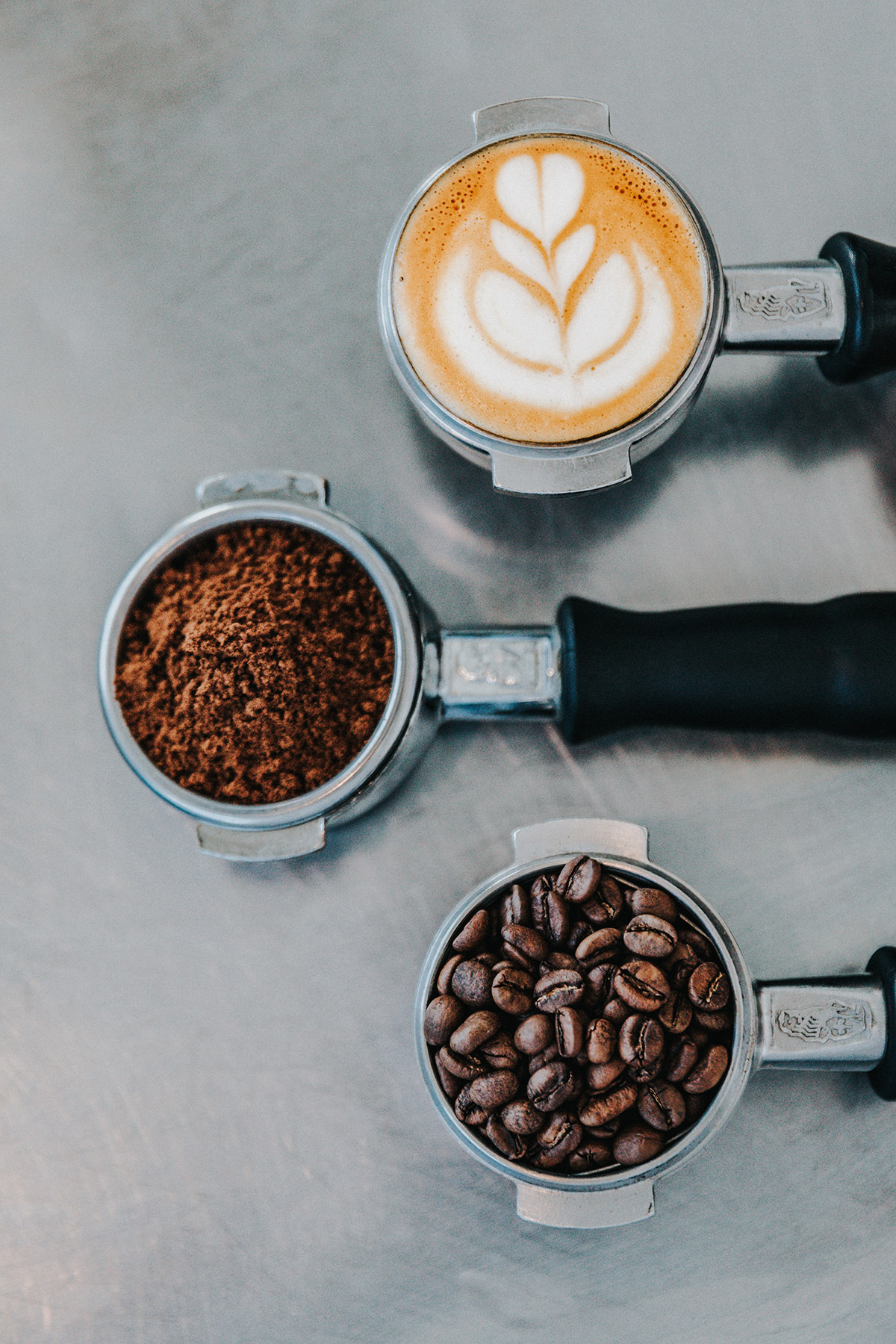 Siebträger mit frisch gemahlenem Kaffee und Kaffeebohnen