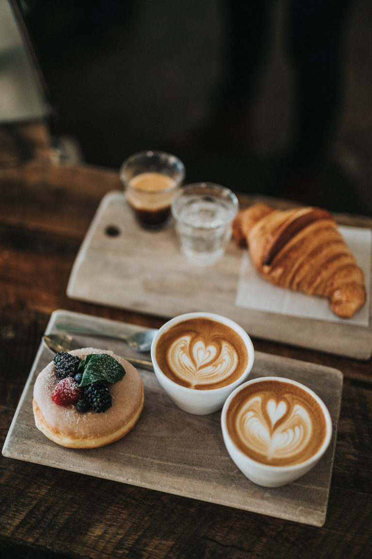Cappuccino und Croissant auf einem Brett