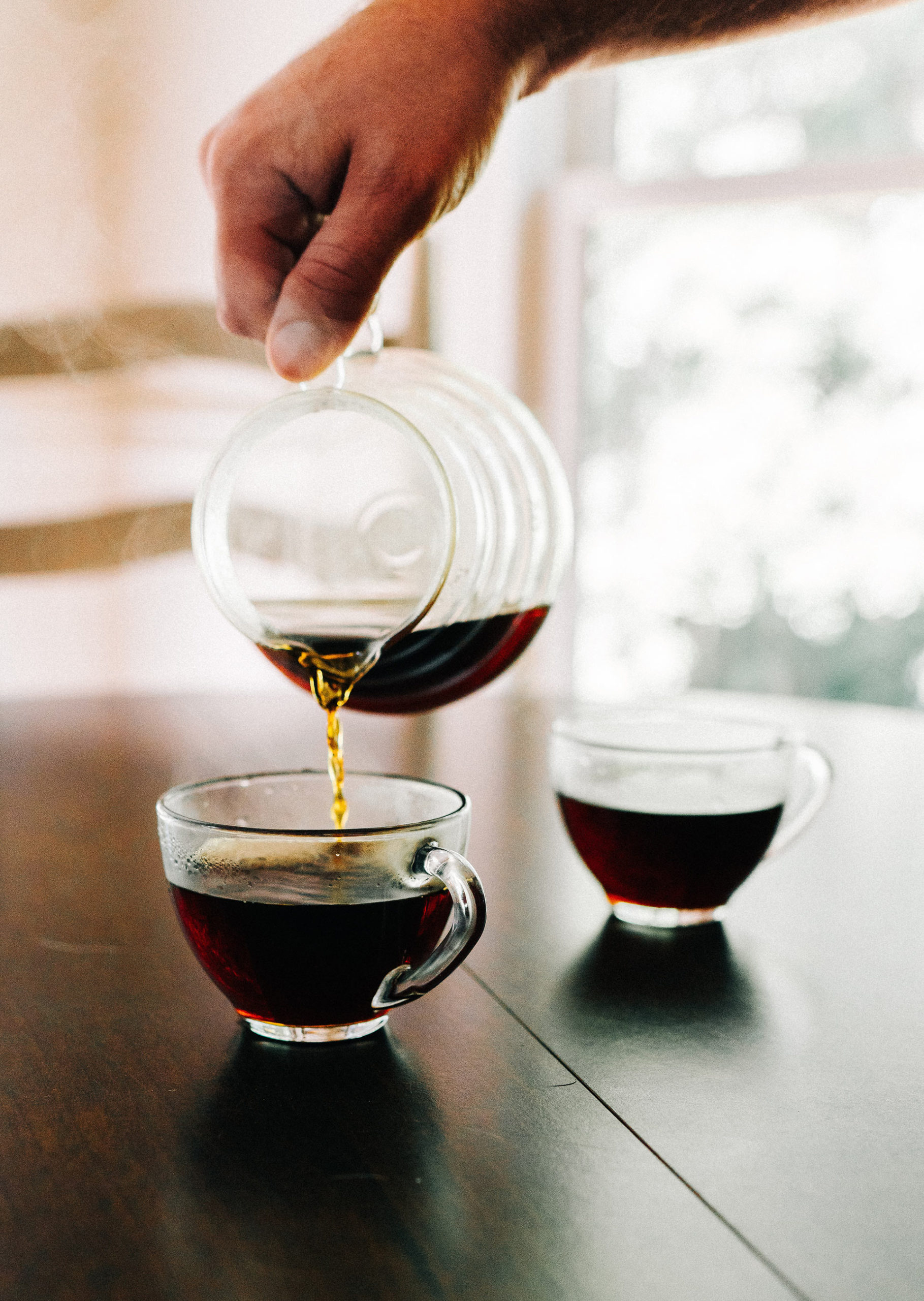 Kaffee wird in Tassen gegossen