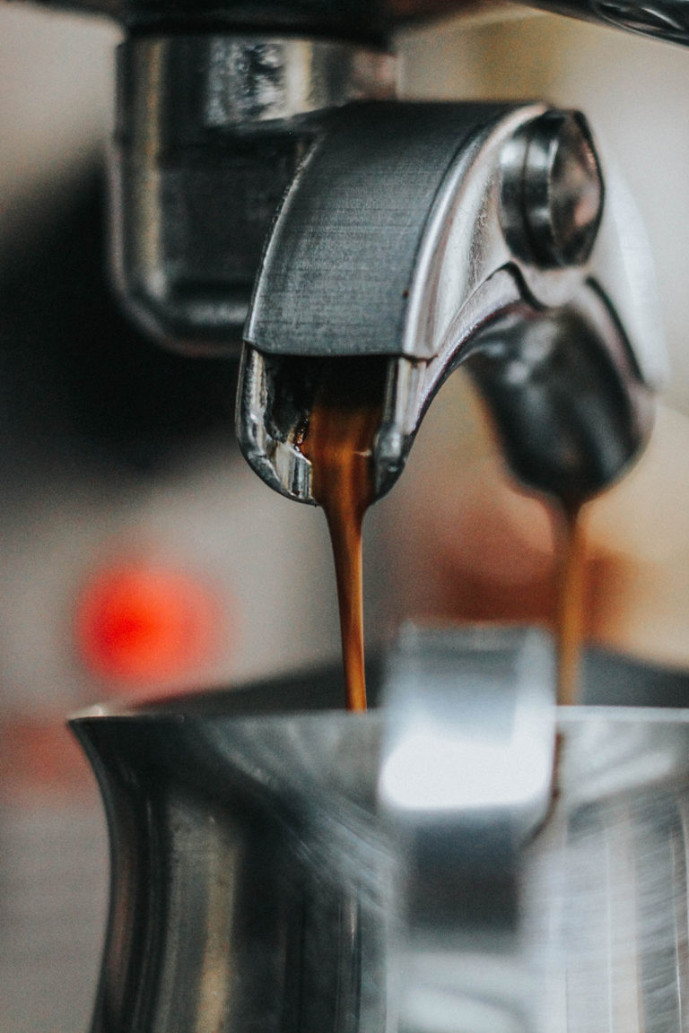 Espresso läuft aus einer Siebträgermaschine