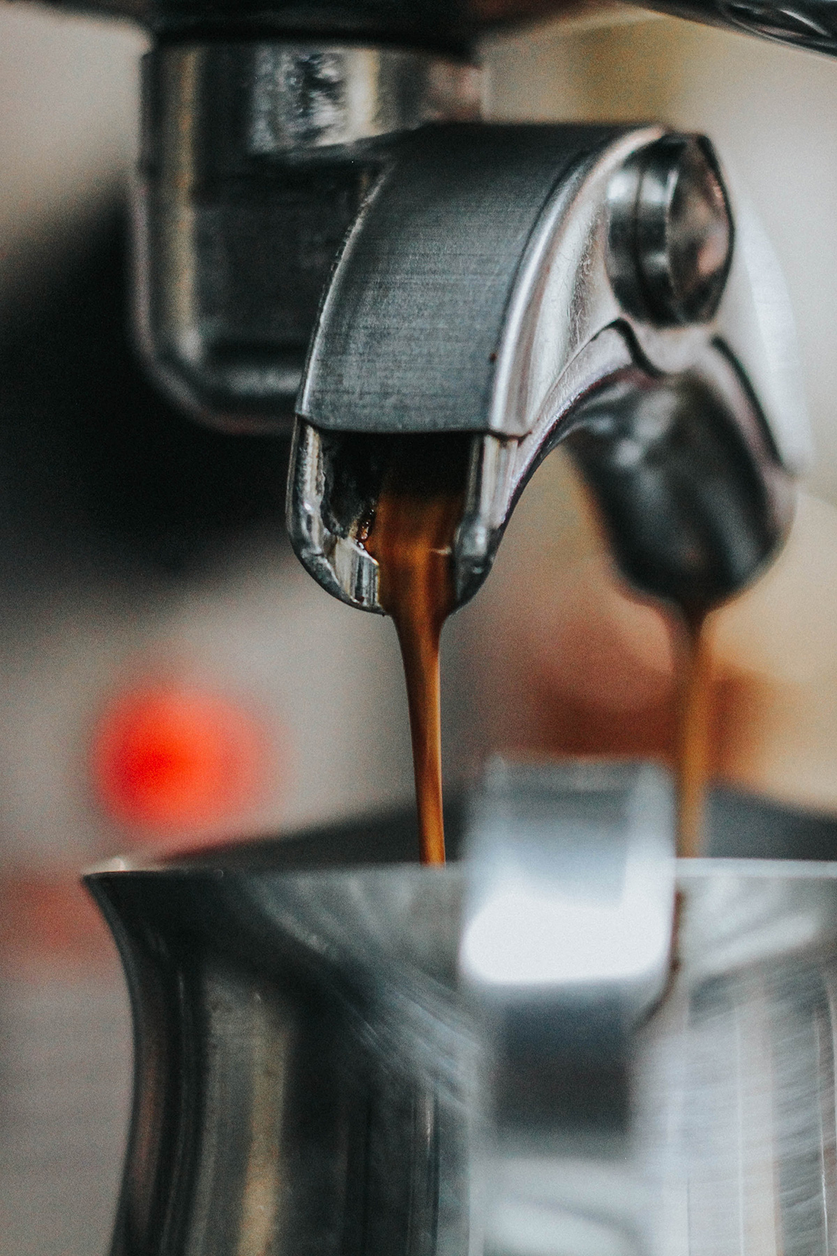 Espresso läuft aus einer Siebträgermaschine